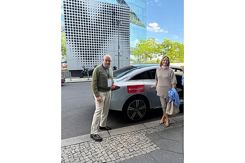 Dr. Klaus Mapara und Christina Hartmann bei einer Testfahrt von Das Telefonbuch und Frauenhofer Fokus