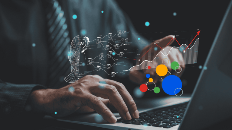 Finger tippen auf Laptop und oben drüber ein Graph mit KI