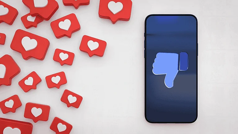 Daumen nach unten neben Smartphone