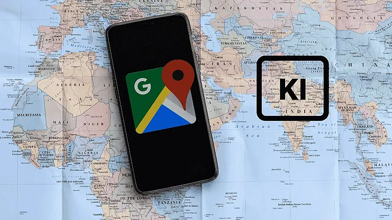 Eine Landkarte mit einem Handy, darauf das Google Maps Logo und rechts ein Badge mit KI