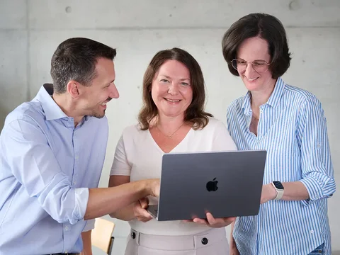 CMS-Team der krick.com berät sich am Laptop zu TYPO3