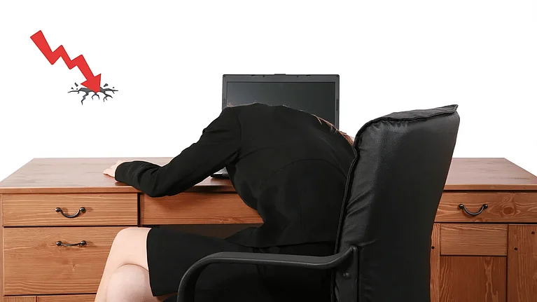Frau sitzt gelangweilt am Schreibtisch wegen dem Sommerloch im Marketing