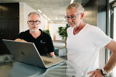 Markus Dengler berät einen Kunden zu Online-Marketing bei krick.com
