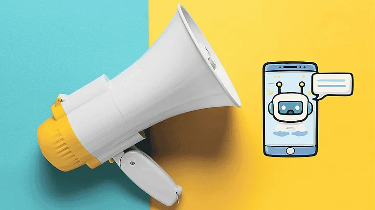 Megafon auf neutralem Hintergrund mit einem Icon von einem Handy mit Roboter nebendran