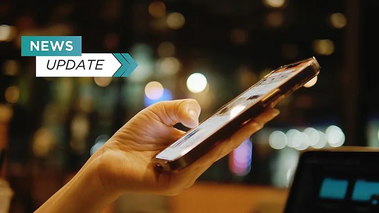 Person scrollt auf dem Handy und schaut sich Social Media News an