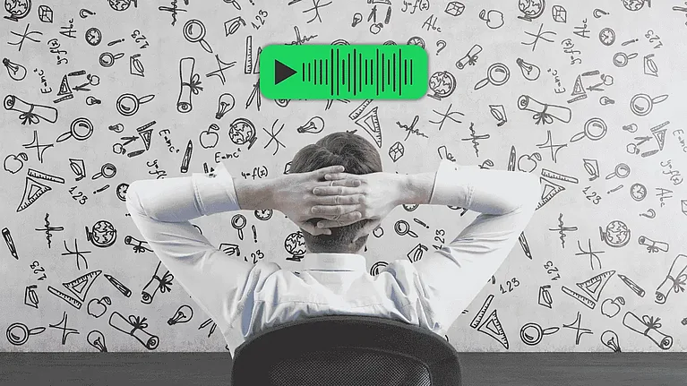 Mann schaut auf Spotify Werbung