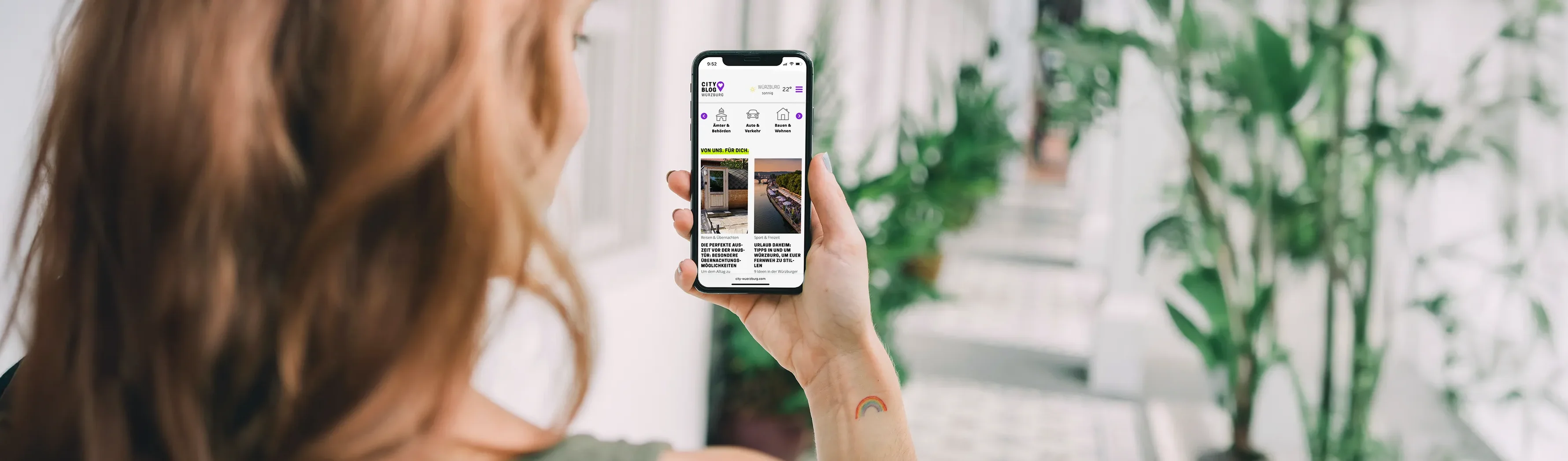 Frau scrollt auf der Website vom City Blog