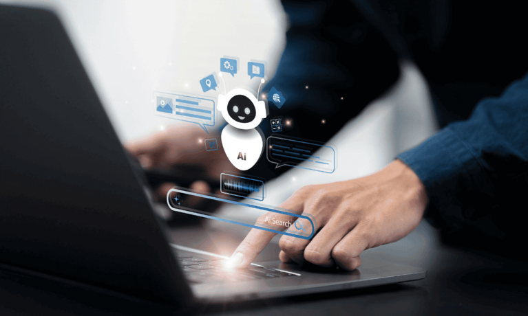 KI-Modu bei einem Laptop mit Hand