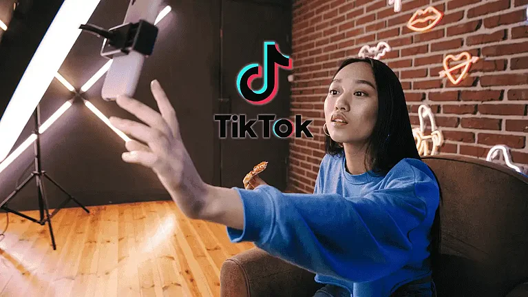 TikTok Logo; Frau die sich selbst filmt mit dem Handy
