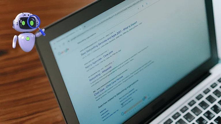Kleiner KI-Roboter mit Lupe neben einem Laptop, auf dessen Bildschirm Google-Suchergebnisse zu sehen sind. Symbolbild für KI-gestützte Google-Suche.