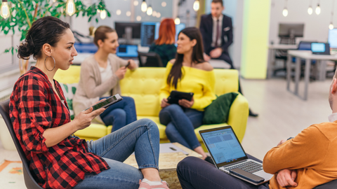 Experten führen eine Business Unterhatung über lokale Anzeigen