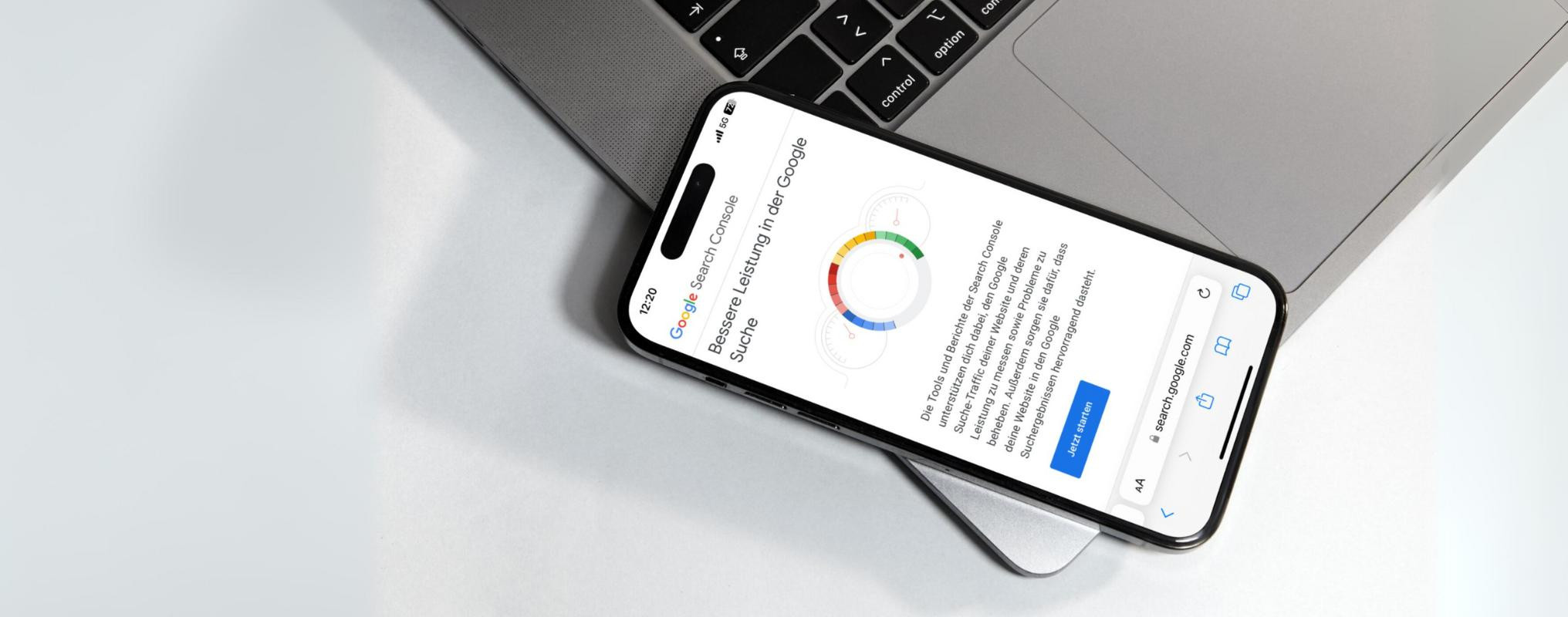 iPhone liegt auf MacBook, auf dem Bildschirm des iPhones ist die Startseite der Google Search Console zu sehen